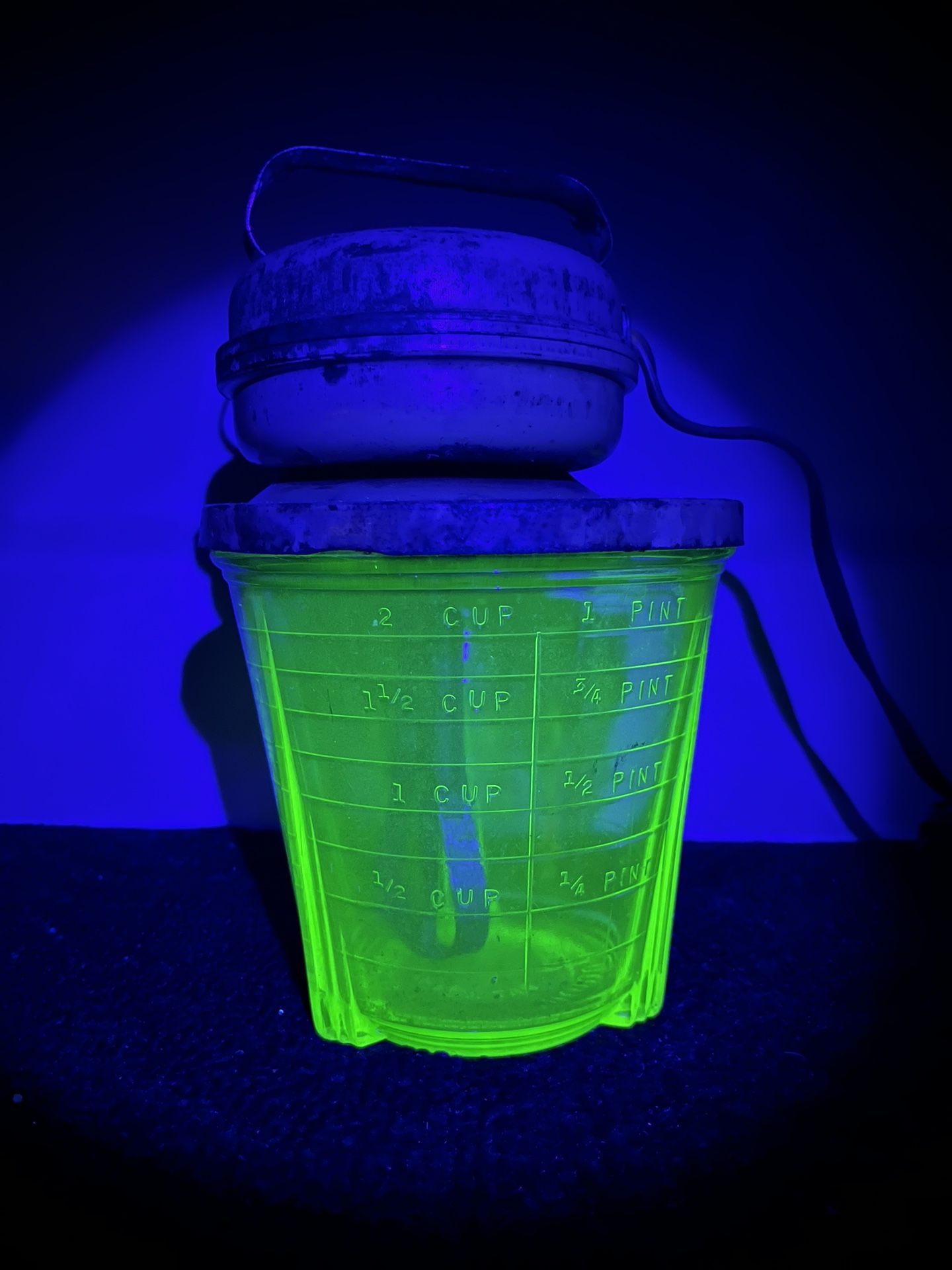 WORKING Vidrio Corp Uranium Glass Electric Mixer + Measuring Cup 8” x 4.75”