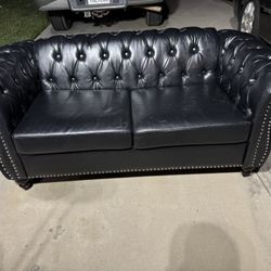 Selling a modern vintage buttoned tufted black faux leather couch. Cushions and the whole couch all around doesn’t  have any rips or tears but has scu