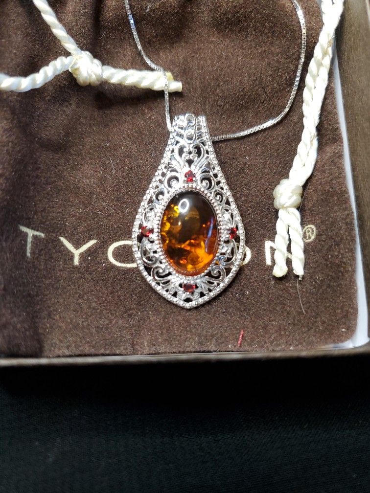 OVAL BALTIC AMBER SILVER PENDANT