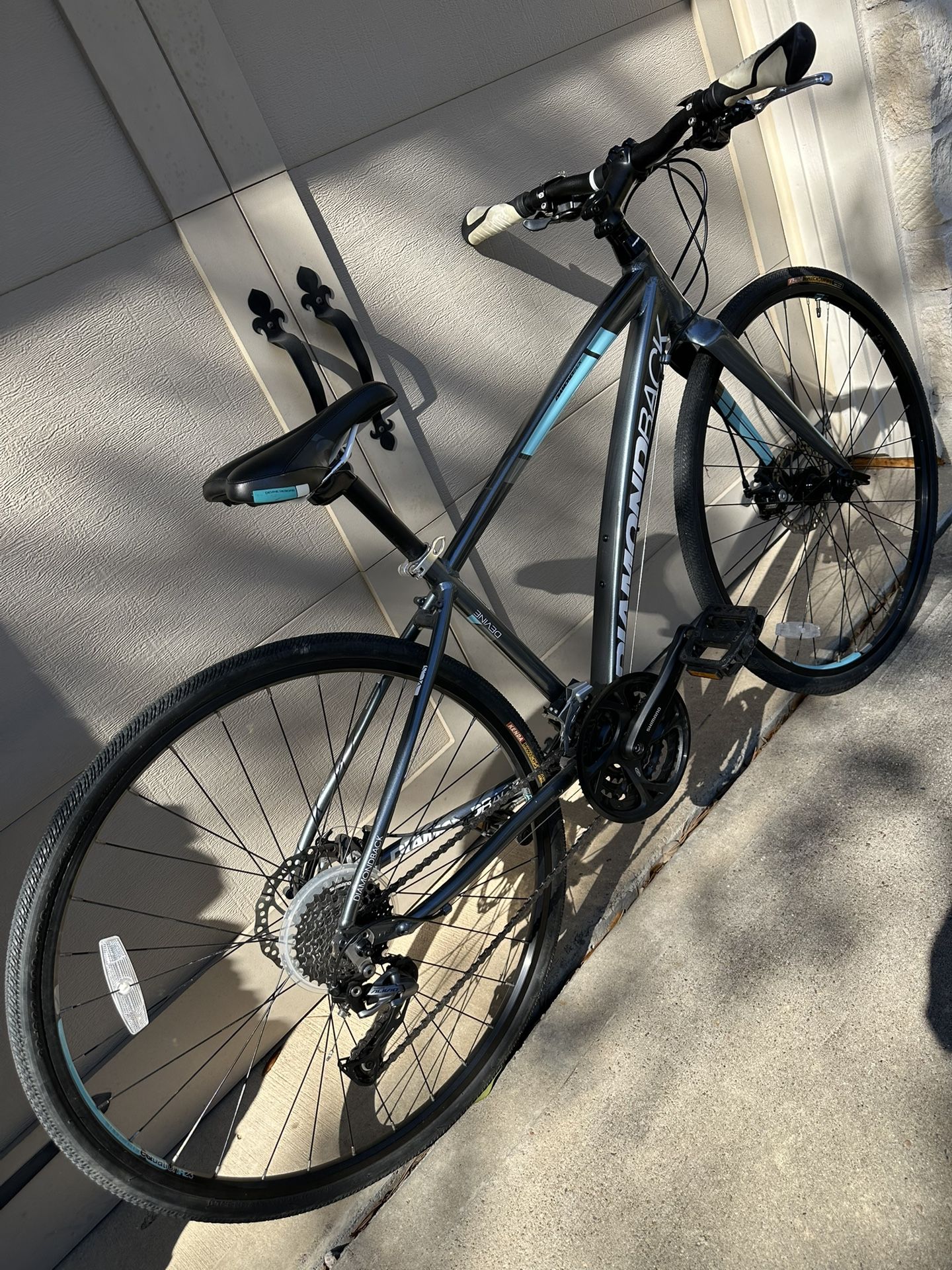 Diamondback Devine Hybrid Bike 29er