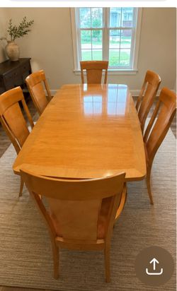 Dining room set for 8 with 2 leaves W/ credenza