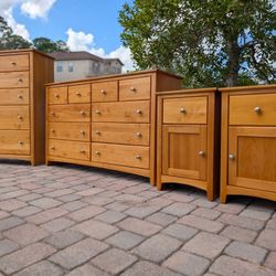 Solid Wood Bedroom Furniture Set 