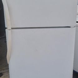 FRIGIDAIRE REFRIGERATOR (DELIVERY AVAILABLE)
