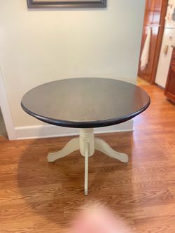 Round Pedestal Dining Table