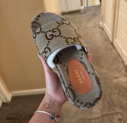 Gucci sandals size 6 in women but fits 5.5 too