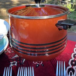 Ceramic cookware with lid