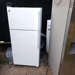Like New Ge Refrigerator 