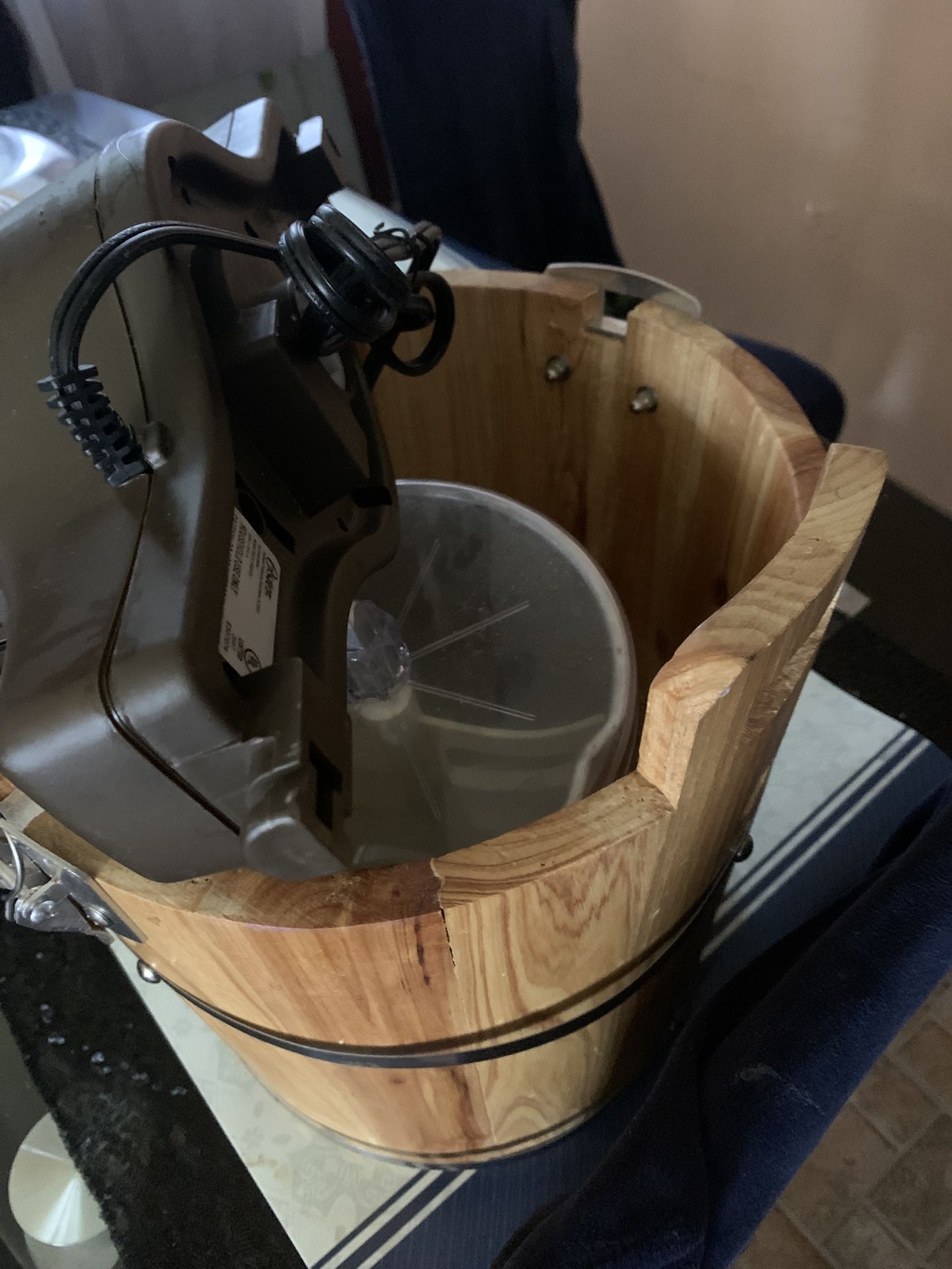 Oster Ice Cream Maker Wooden Bucket 4qt.