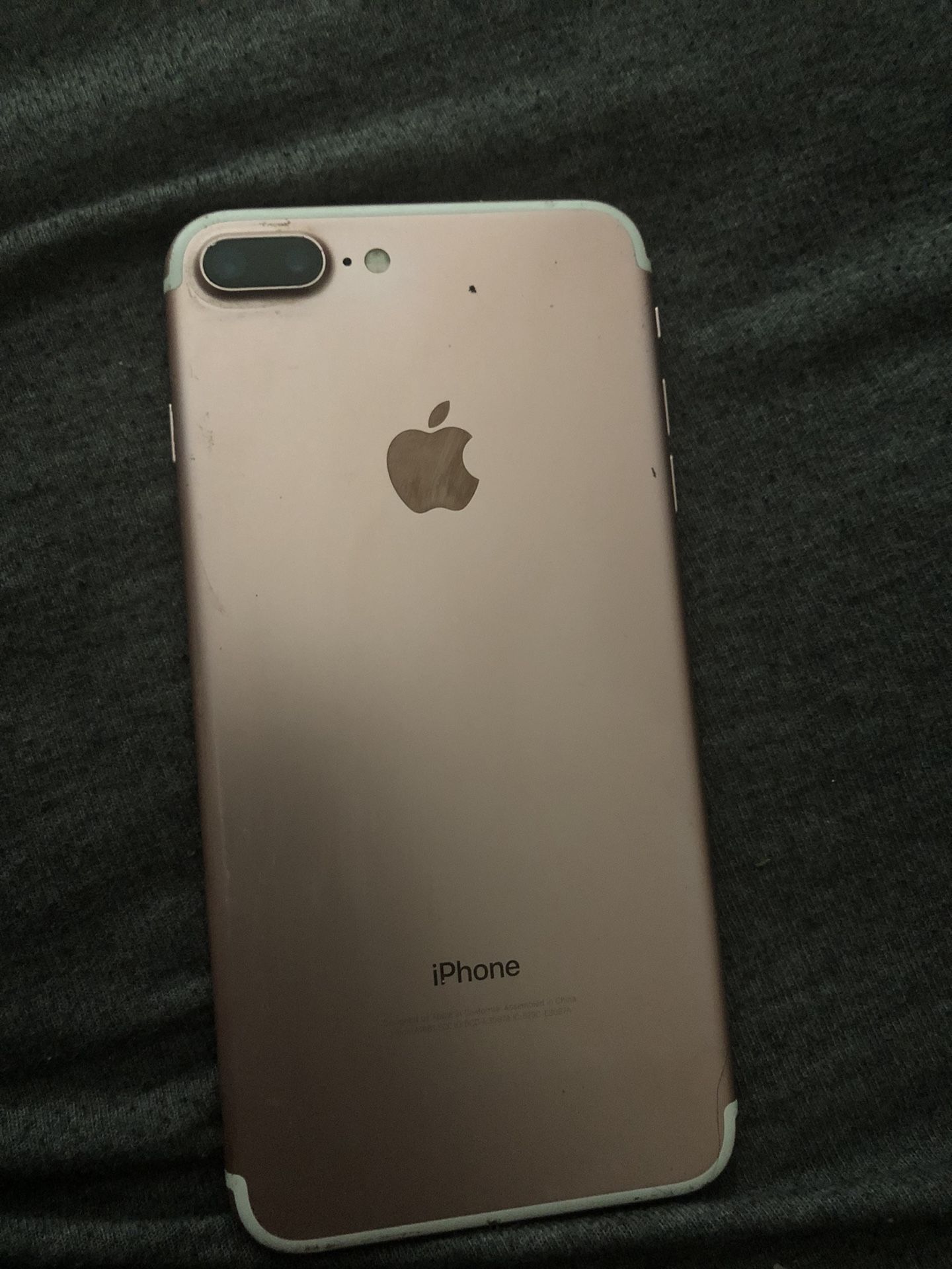 Cracked iPhone 7 Plus rose gold