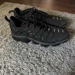 Vapormaxes black size 9.5