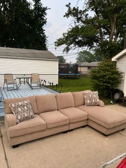 ✨ Beautiful Beige Sectional Couch – Free Delivery!