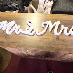 Mr & Mrs sign
