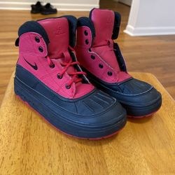NICE NIKE ACG KIDS BOOTS size 1Y 