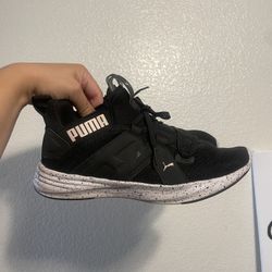 Women’s Pumas Size 7