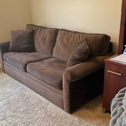 Queen Sleeper Sofa – Like New! (No Pets / No Smoke) 