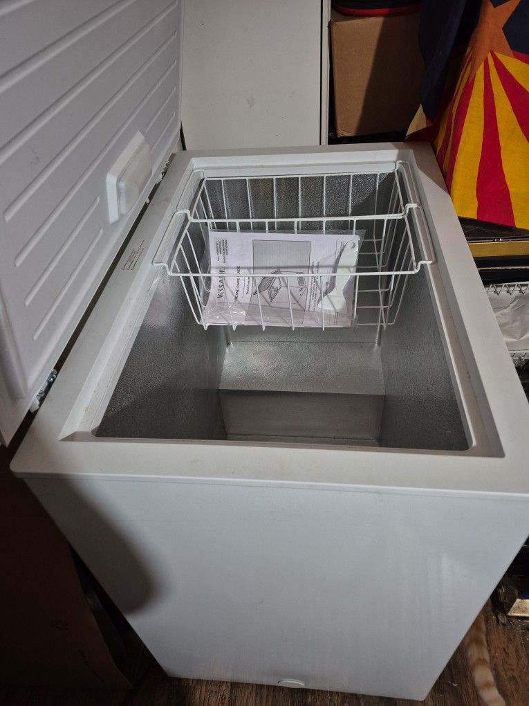 Vissani 6.9 Cubic Chest Freezer, Excellent Condition