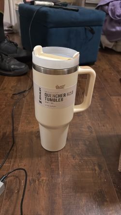 Brand New Stanley Quencher H2.0 FlowState Tumbler 40 oz – Cream