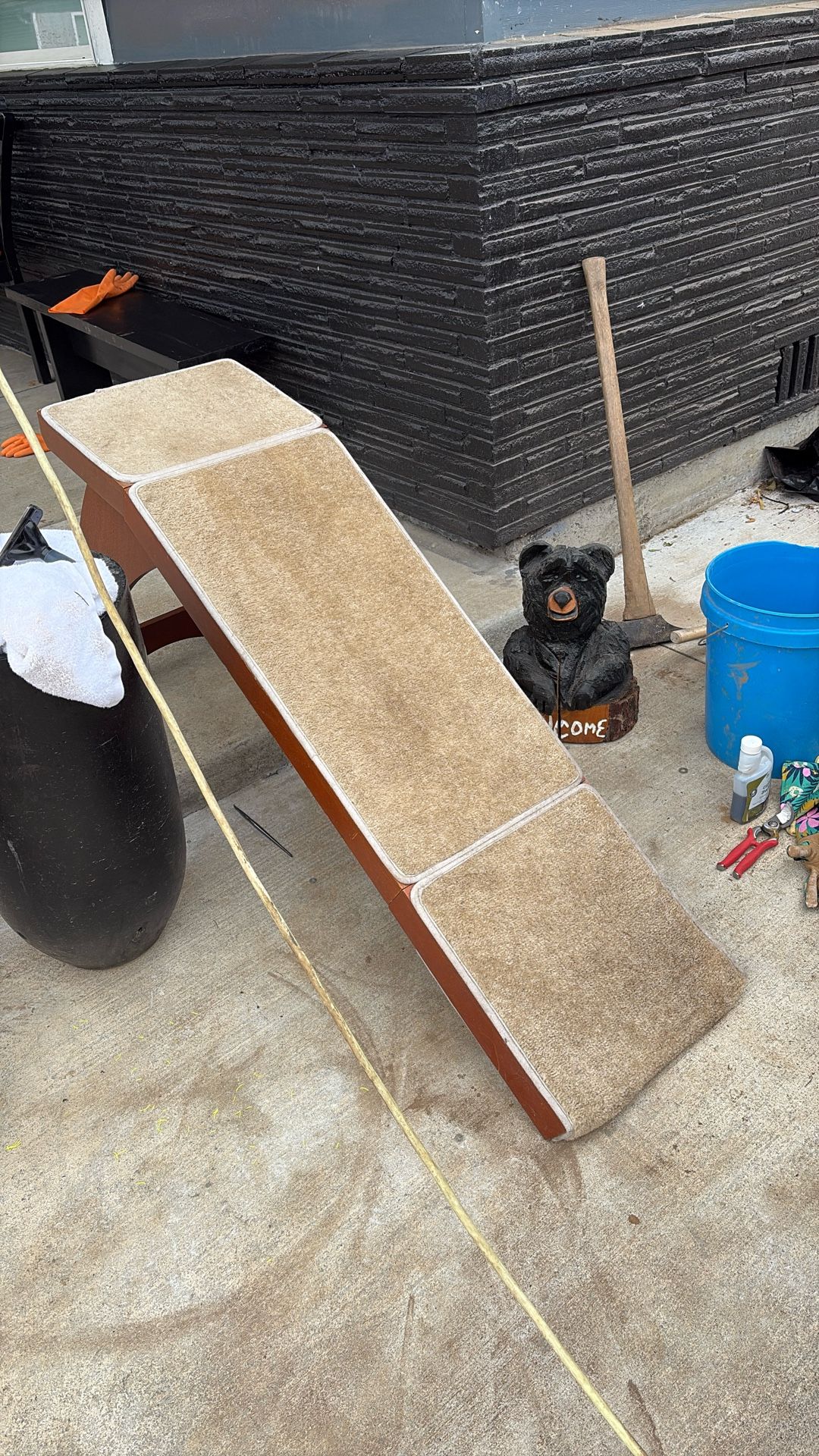 Large dog ramp. Holds the dogs up to 100 pounds.
