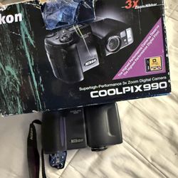 Nikon CoolPix 990 - TESTED AND WORKS - BATTERIES NOT INCLUDED - SIM CARD NOT INCLUDED 