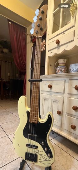 Nikki sixx bass