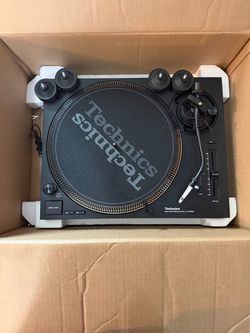 Technics SL-1200MK7 Direct Drive Turntable