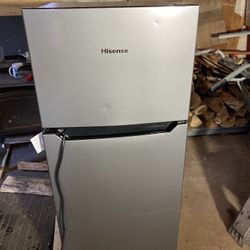 Hisense 4.4-cu ft Mini Fridge with Freezer (Sliver) 