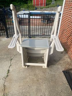 Swimming pool ladder