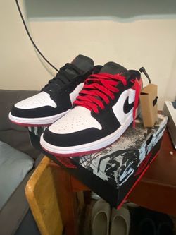 Size 9 1/2 mens Jordan 1 low