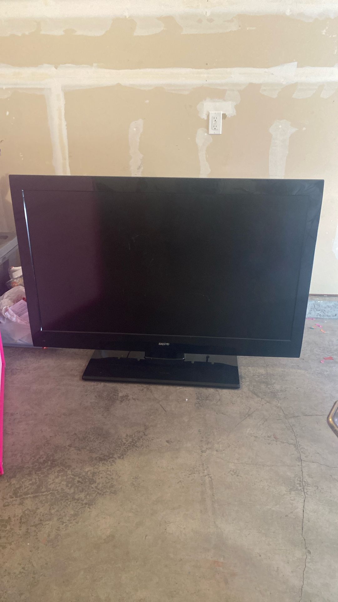 50in TV And Minnie Mouse Toddler Bed