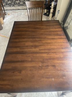 Nice Wood Dining Room Table With 4 Chairs & Extension Leaf