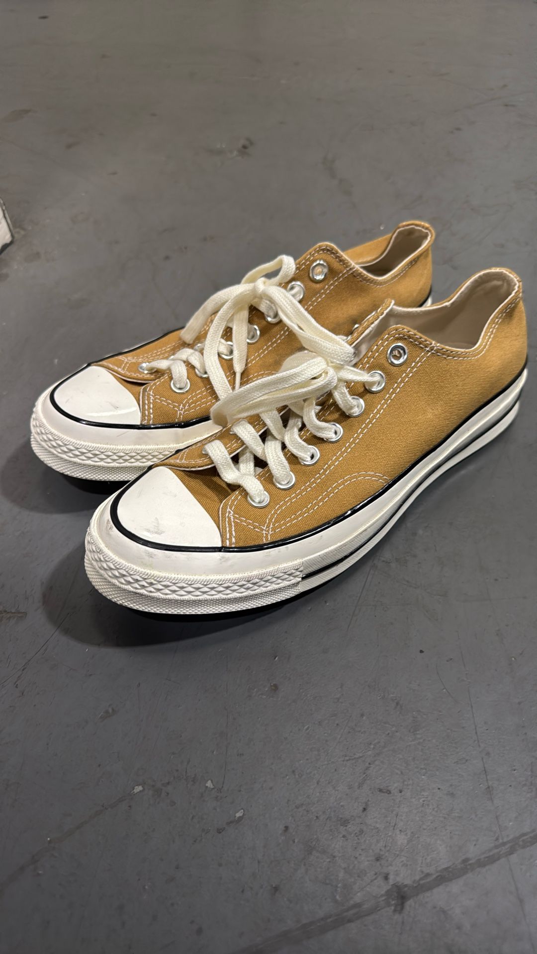 Converse Low Tops Men’s 8.5 Women’s 10.5