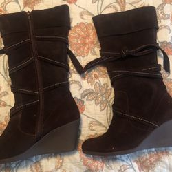 7.5 New Women Brown Suede High Tub Boots. 