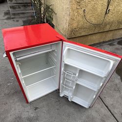 Frigidaire compact refrigerator 3.2 Feet 