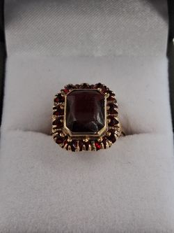 Yellow gold ring, red stones, 10k, 3g, size: 5
