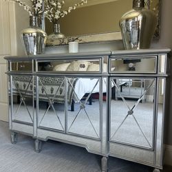 Dresser Set/with 2 Night Stands 