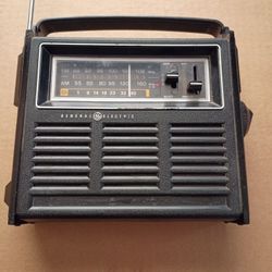Vintage General Electric AM/FM radio