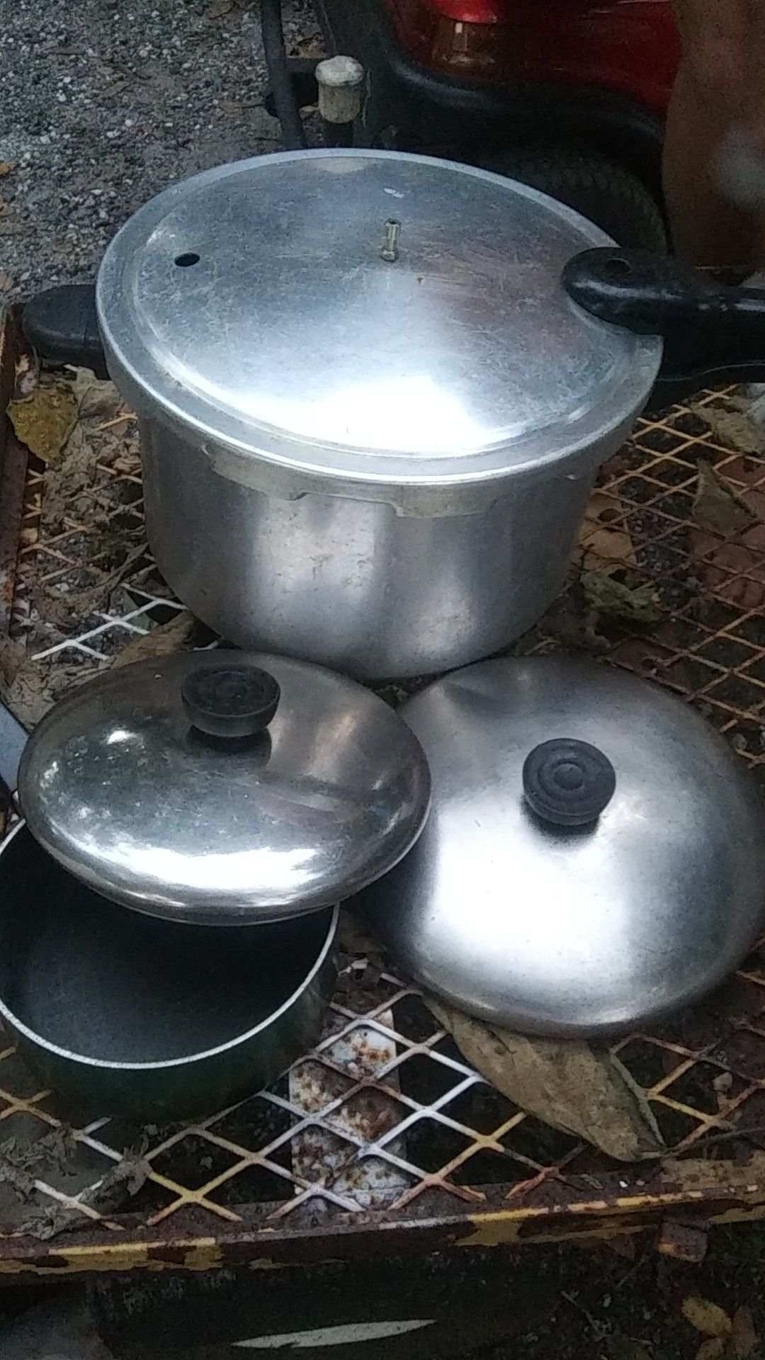 Pots and pressure cooker free