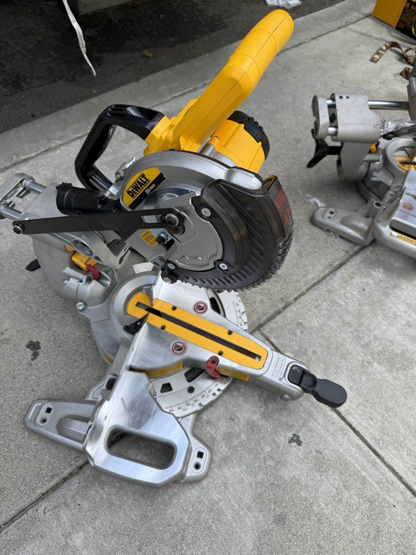 DeWALT 20v 7-1/4 Doy Le Ve El Miter Saw