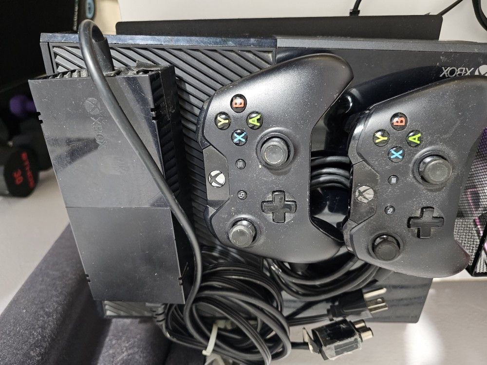 Xbox One 500gb 2 Controllers