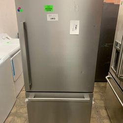 HISENSE HRB171N6ASE 17.2-cu ft Counter-depth Bottom-Freezer Refrigerator UXD