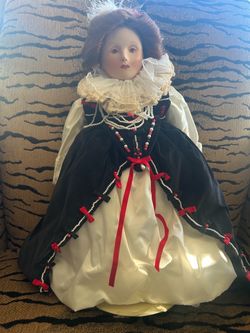 Elizabeth I by Franklin Heirloom Dolls, 1982, from the “Queens of England” series