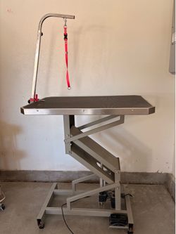 Dog grooming table