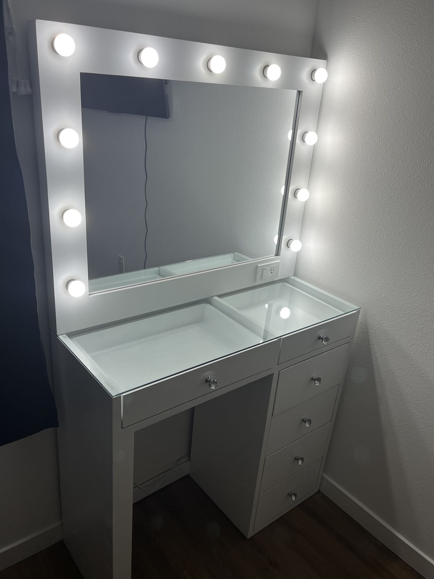 White Vanity Set w/ Lighted Mirror, Glass Top & Crystal Knobs