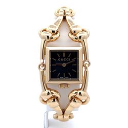 Designs Gucci Signoria 🥰🤙🏾 Pre-owned 18K yellow gold Gucci Signoria 20mm. Watch features a black dial and a fancy link bracelet. Contains a quartz 