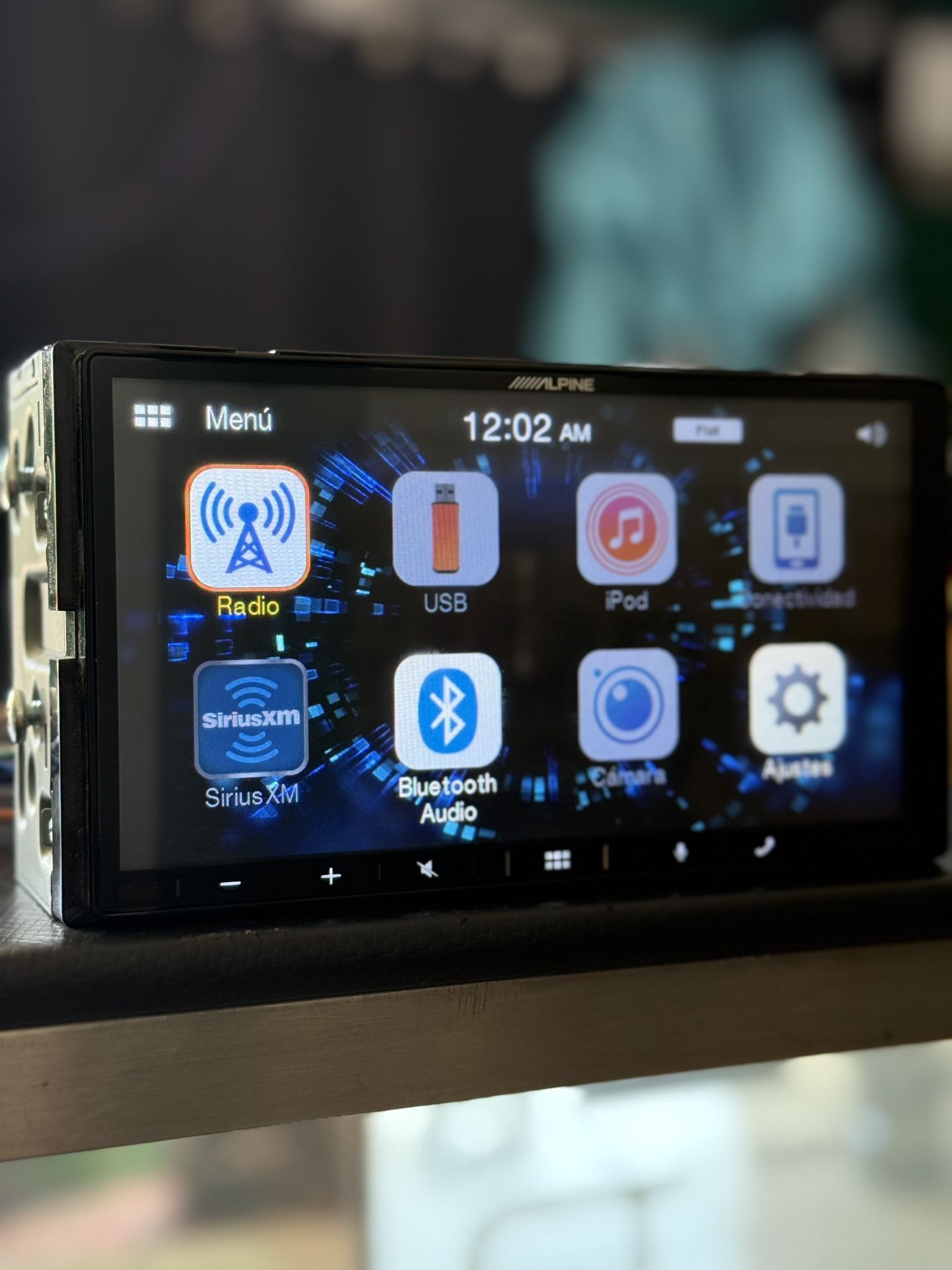 Alpine iLX-W650 – 7” Touchscreen Car Stereo with Apple CarPlay & Android Auto