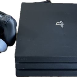 PS4 W/2 Wireless Game controllers On Charging Stand  With PS Camera. 