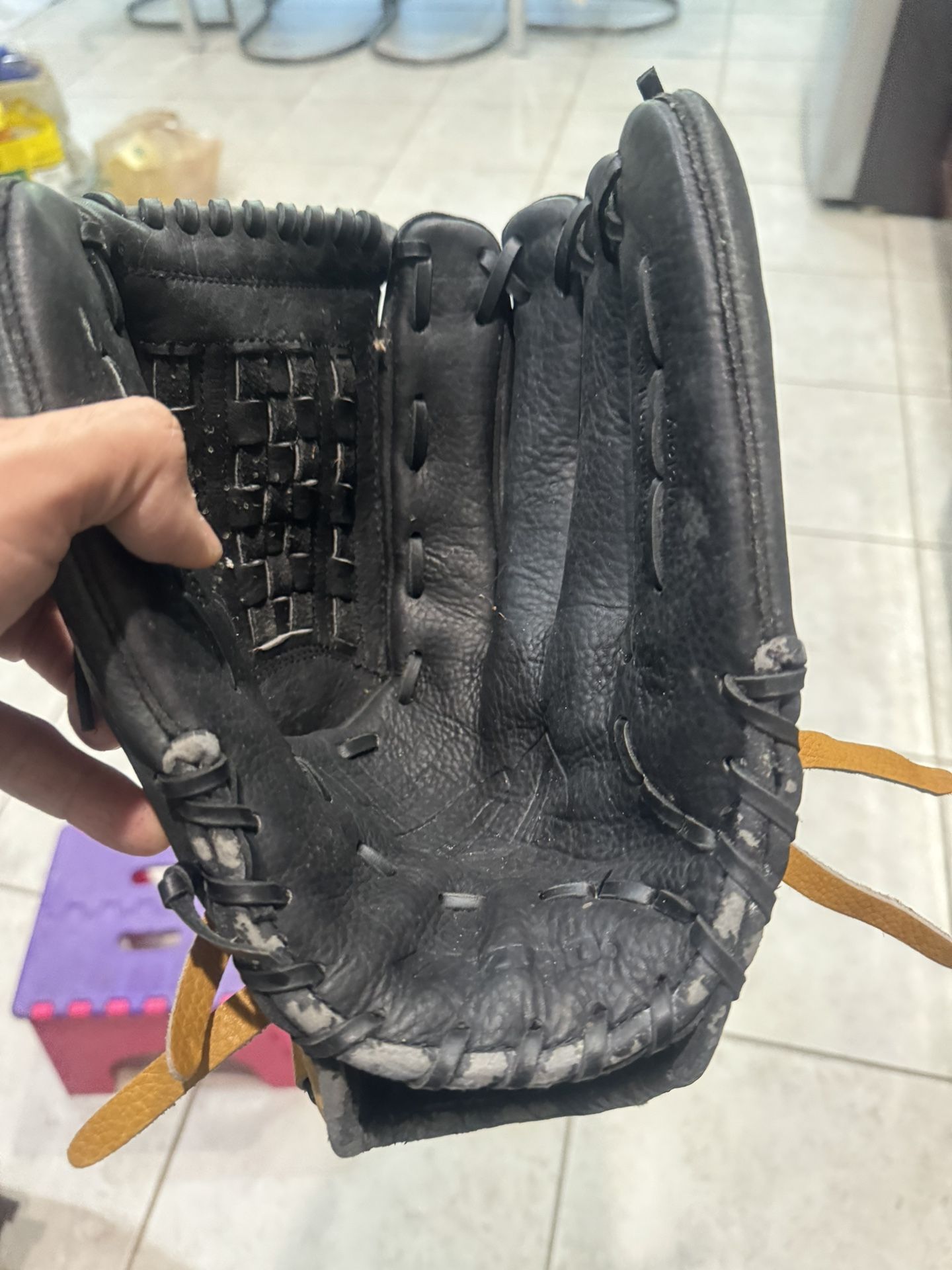 Mizuno Baseball Glove Size 14 fits in left hand