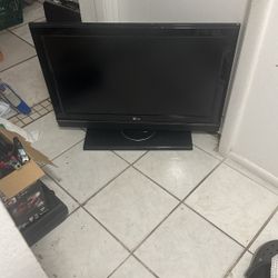 32 Hinches LG T V Good Working Condition 