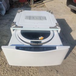 LG 27 " Sidekicck Pedesttal Twinwassh Washerr WD100CW And Dryeer Pedestal