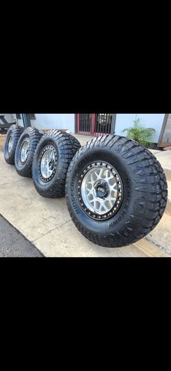 17" KMC w/ 33" Ridgecrawler R/T tires